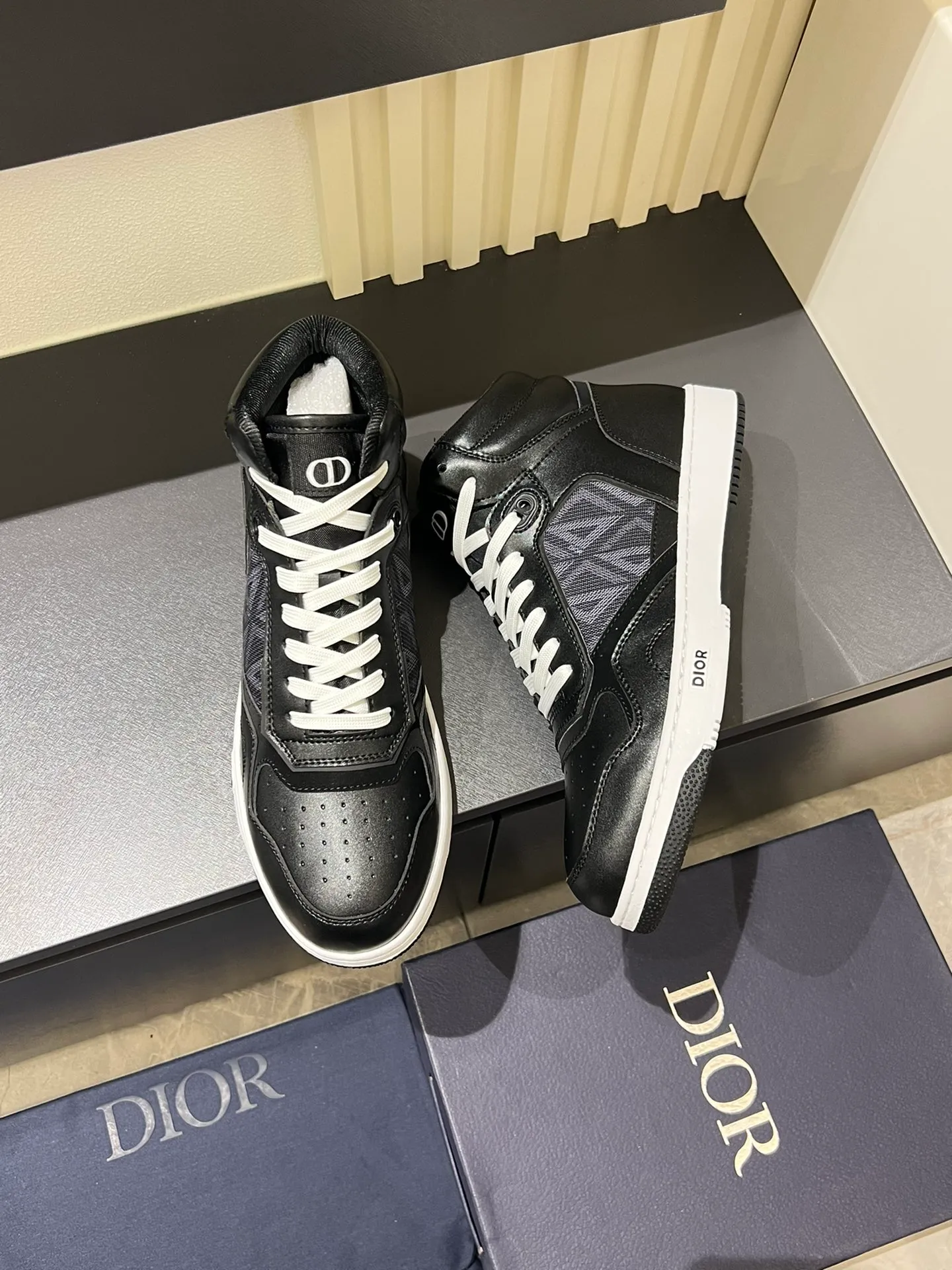 Men's shoes 💰p460 "Dio*" mid-top B27 casual sneakers. This B27 high-top sneaker is a new product in the series and continues Di*r's classic style. Crafted from gray and white smooth calf leather with beige and black Oblique print panels on the sides. The "CD Icon" shaped shoelace eyelets are clever and delicate, and the two-color rubber sole, rear collar and heel are all equipped with the brand's iconic details to enhance the style. Oblique printed straps at the ankle allow for an adjustable fit to complement the overall design. Fashionable and versatile, it can complement any look. Create an exquisite design with unique dynamic vitality and modern atmosphere, presented in low-top and high-top styles. This new must-have shoe adds a new dimension to Dior's archive heritage, embodying modern elegance. Purchase the original version and make it 1:1. If you need top quality, please come to me! Male 38-44!